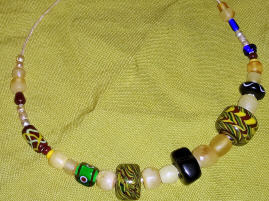 Rekonstruktion einer Halskette aus Altenerding